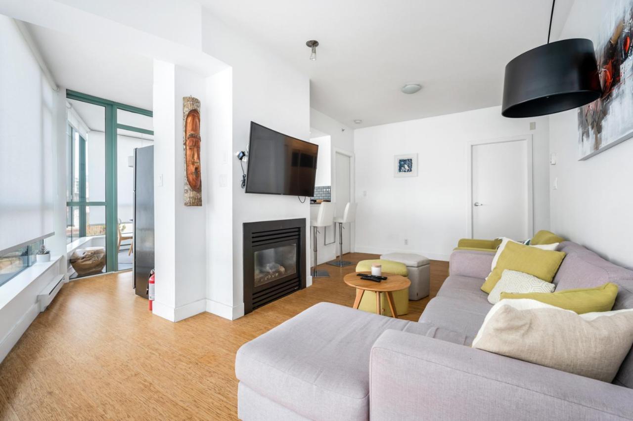 Bright 2 Bedroom Condo Downtown With Free Parking Vancouver Exterior foto