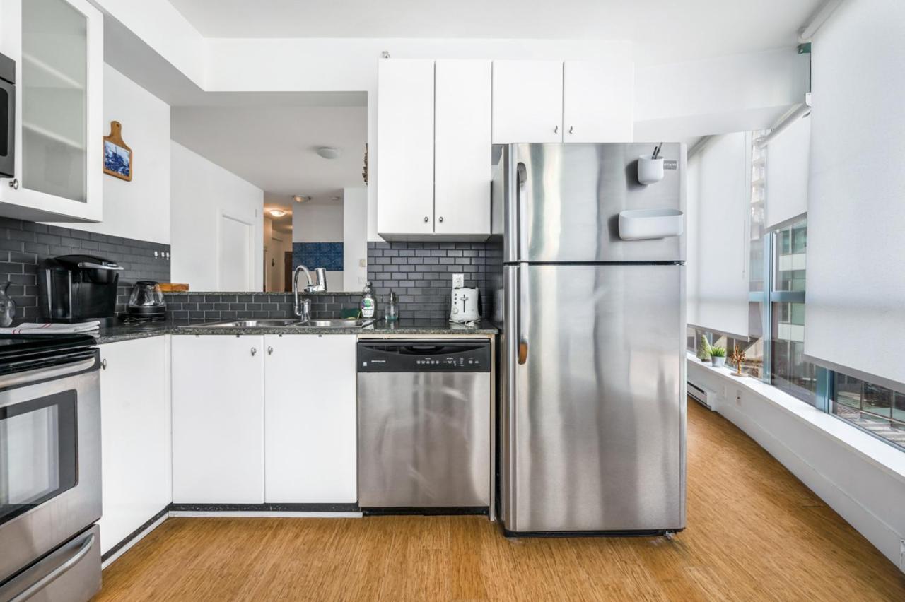 Bright 2 Bedroom Condo Downtown With Free Parking Vancouver Exterior foto